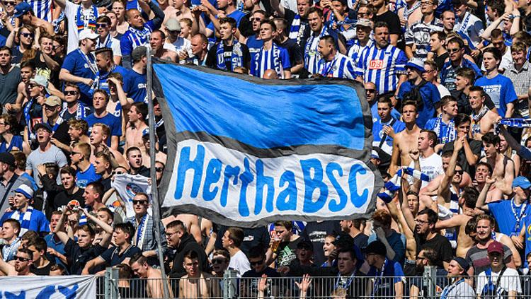 Fans Hertha Berlin mendukung klub kesayangannya. Copyright: Getty Images