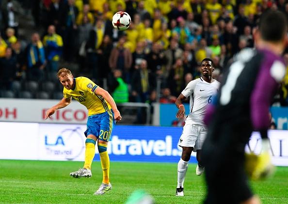 Ola Toivonen (kuning) ketika menendang bola dari tengah lapangan. Copyright: JONATHAN NACKSTRAND / Stringer