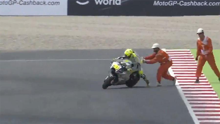 Momen%20ketika%20Alvaro%20Bautista%20berusaha%20melanjutkan%20sesi%20latihan%20bebas%20kedua%20MotoGP%20Catalunya.