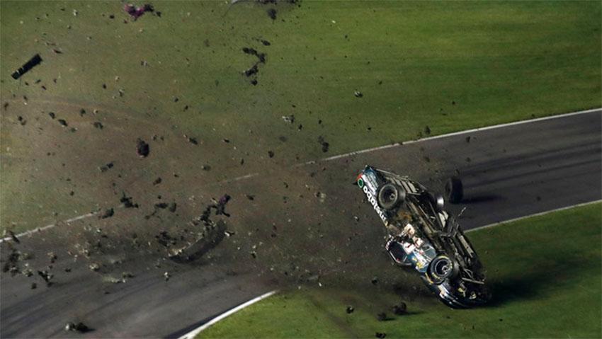 Kecelakaan mengerikan yang dialami oleh Timothy Peters dalam balapan NASCAR di Texas, Amerika Serikat. - INDOSPORT