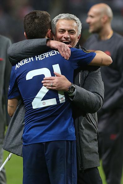 Herrera dan Mourinho berpelukan pasca menjuarai Liga Europa. Copyright: Getty Images