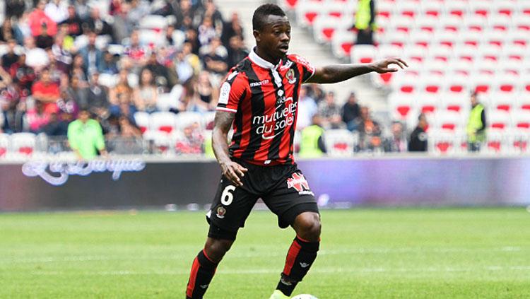 Jean Michael Seri saat akan memberika umpan bola. Copyright: INDOSPORT