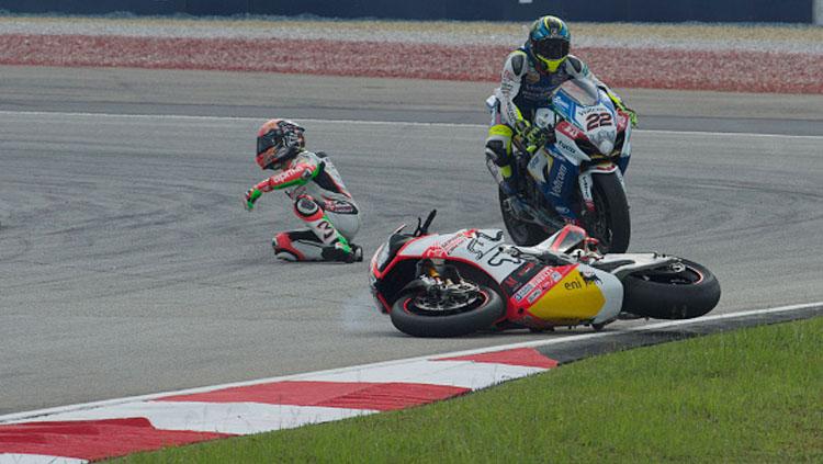 Max Biaggi saat mengalami kecelakaan dalam kejuaraan dunia Malaysia. Copyright: INDOSPORT