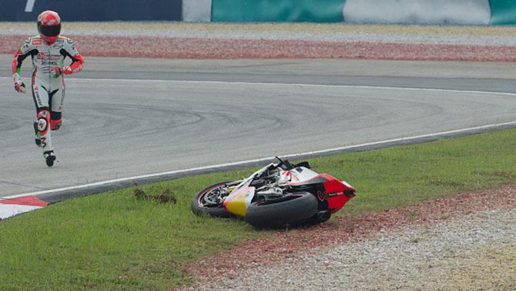 Max Biaggi saat mengalami kecelakaan dalam kejuaraan dunia Malaysia. Copyright: INDOSPORT