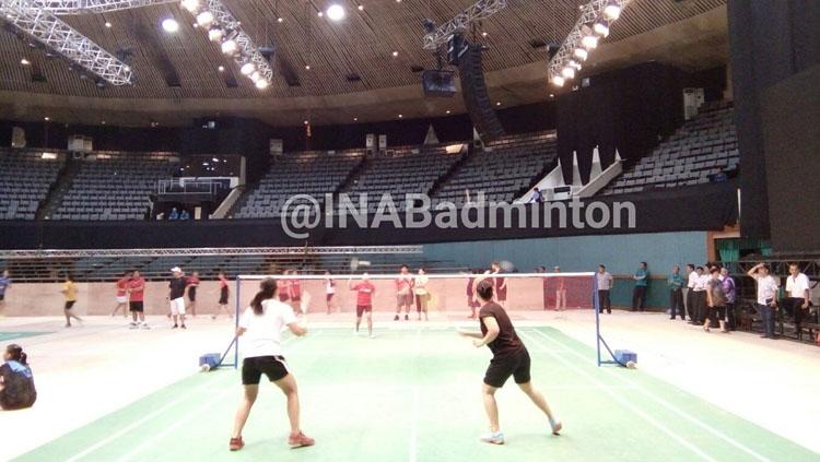 Tim tunggal putra, tunggal putri dan ganda putri diberikan kesempatan pertama untuk menjajal lapangan di JCC. Copyright: Twitter@INABadminton