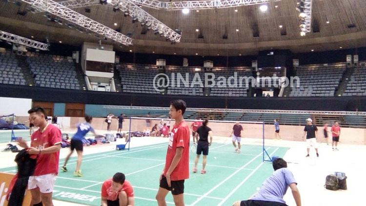 Tim tunggal putra, tunggal putri dan ganda putri diberikan kesempatan pertama untuk menjajal lapangan di JCC. Copyright: Twitter@INABadminton