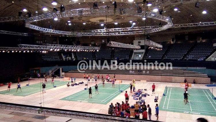 Tim tunggal putra, tunggal putri dan ganda putri diberikan kesempatan pertama untuk menjajal lapangan di JCC. Copyright: Twitter@INABadminton