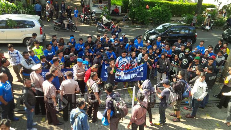 Puluhan Bobotoh menggelar aksi damai depan Graha Persib, Jalan Sulanjana Bandung. Copyright: Muhammad Ginanjar/INDOSPORT
