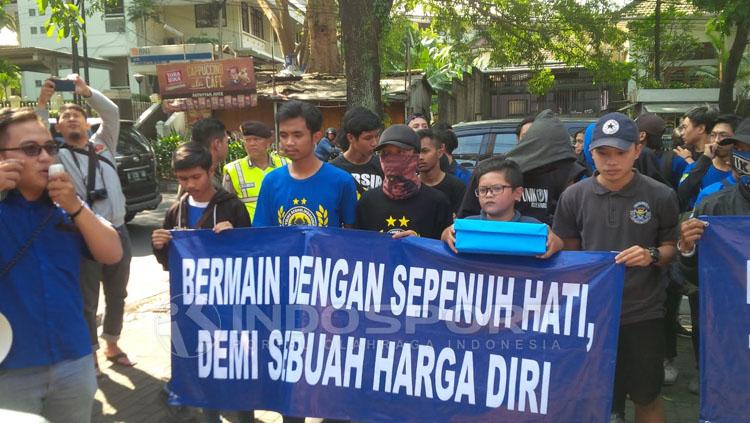 Puluhan Bobotoh menggelar aksi damai depan Graha Persib, Jalan Sulanjana Bandung. Copyright: Muhammad Ginanjar/INDOSPORT