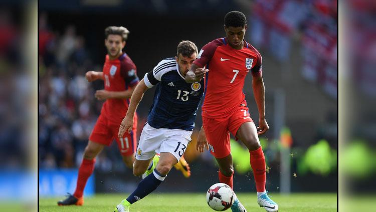 Marcus Rashford dihadang pemain Skotlandia. Copyright: Getty Images