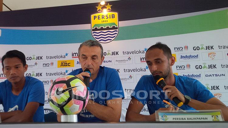 Skuat Persiba Balikpapan saat menjalani konferensi pers jelang laga melawan Persib. Copyright: Indosport/Ginanjar