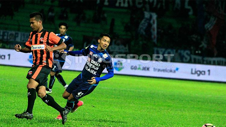 Dendi Santoso saat berusaha melewati hadangan Irfan Yunus Mofu Copyright: Indosport/Ian Setiawan