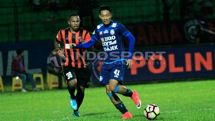 Tony Roy Ayomi bermain disiplin dan atraktif dibanding yang diperagakan Dendi Santoso dan kawan-kawan. Copyright: Indosport/Ian Setiawan