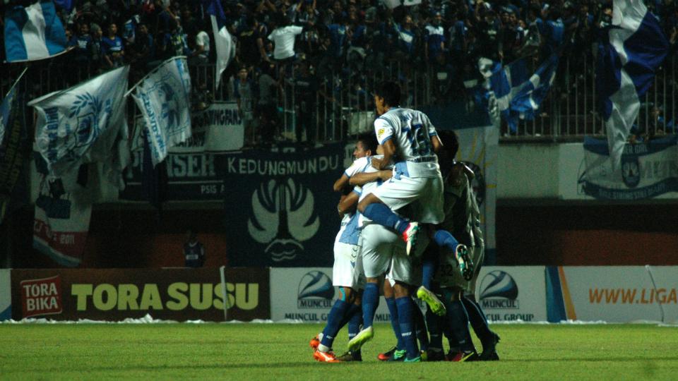 Para pemain PSIS Semarang melakukan selebrasi usai membobol gawang PSS Sleman. Copyright: INDOSPORT/Prima Pribadi