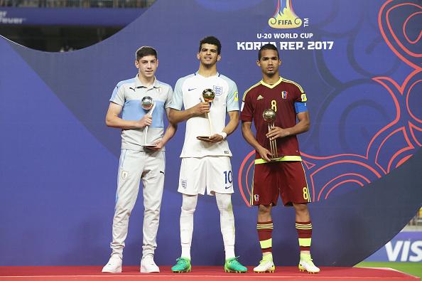 Para penerima penghargaan pemain terbaik Piala Dunia U-20, (kiri-kanan) Federico Valverde, Dominic Solanke, Yangel Herrera. Copyright: Chung Sung-Jun - The FA/The FA via Getty Images