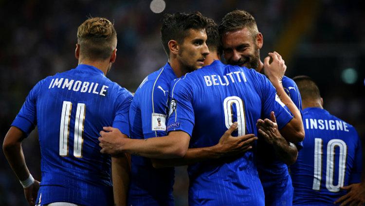 Para pemain Italia melakukan selebrasi ketika mencetak gol ke gawang Liechtenstein. Copyright: MARCO BERTORELLO/AFP/Getty Images