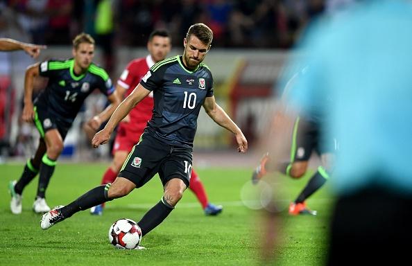 Aaron Ramsey ketika melakukan tendangan penalti panenka. Copyright: ANDREJ ISAKOVIC/AFP/Getty Images