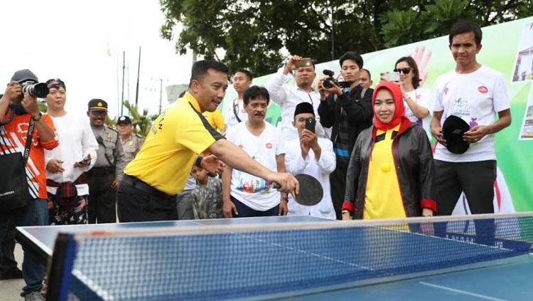 Menpora, Imam Nahrawi saat bermain tenis meja. Copyright: Info Kemenpora