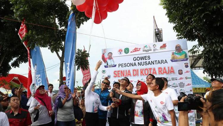 Imam Nahrawi melepas acara Gowes Pesona Nusantara yang saat ini melintasi Tenggarong, Kutai Kartanegara. Copyright: Info Kemenpora