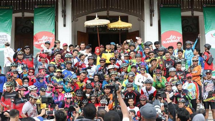 Imam Nahrawi melakukan foto bersama di acara Gowes Pesona Nusantara. Copyright: Info Kemenpora