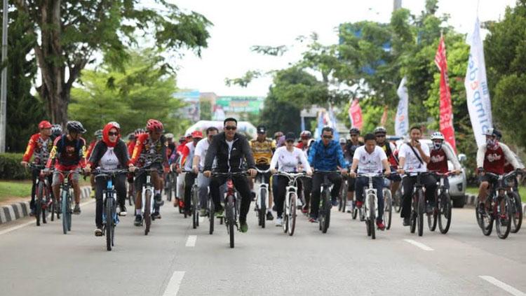 Menpora Imam Nahrawi didampingi isteri Shobibah Rohmah bersama Bupati Rita Widyasari saat acara Gowes Pesona Nusantara yang saat ini melintasi Tenggarong, Kutai Kartanegara. Copyright: Info Kemenpora