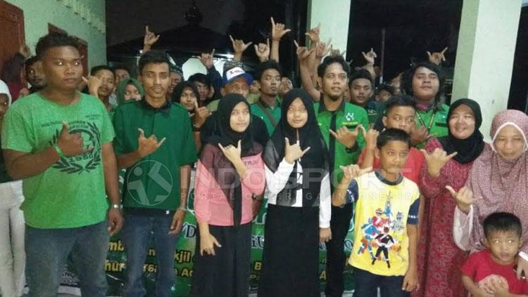 SMeCK Hooligan bagi-bagi sembako dan sahur bareng anak yatim. Copyright: Kesuma Ramadhan/INDOSPORT