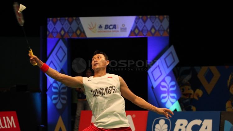 Sony Dwi Kuncoro bertarung melawan Sakai Kazumasa di Indonesia Open 2017.