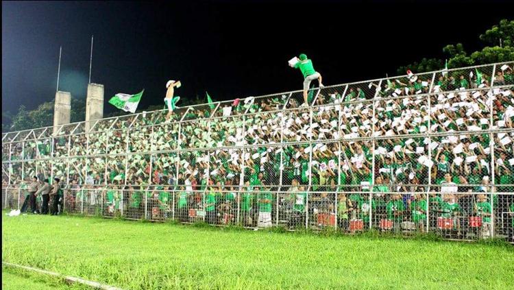 Aksi Smeck Hooligan kala mendukung PSMS Medan. - INDOSPORT