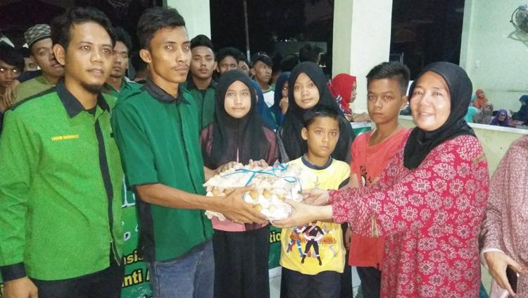 Pemberian bantuan secara simbolis kepada pengurus panti asuhan Ade Irma Suryani. Copyright: 