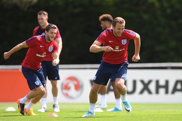 Harry Kane (kanan) saat latihan bersama Timnas Inggris. Copyright: INDOSPORT