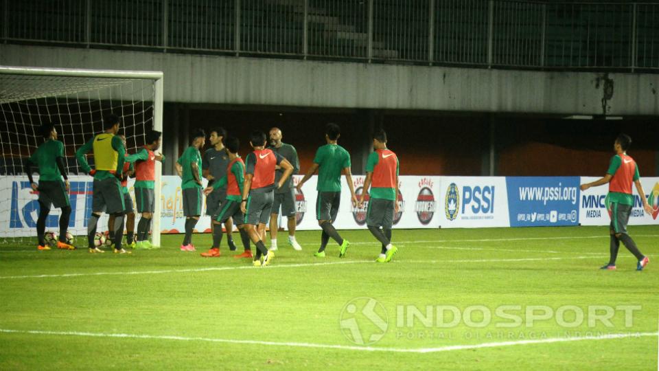 Timnas Indonesia uji coba lapangan Stadion Maguwoharjo. - INDOSPORT