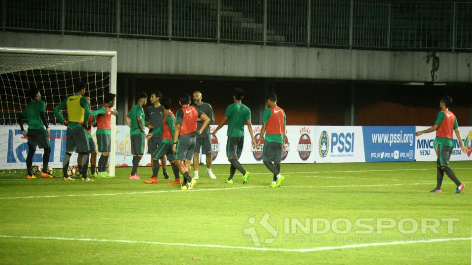 Timnas Indonesia uji coba lapangan Stadion Maguwoharjo Copyright: INDOSPORT/Prima Pribadi