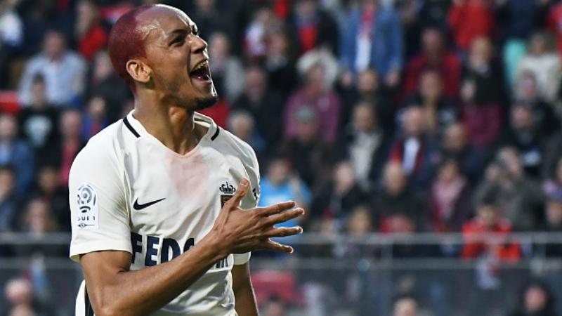 Fabinho berselebrasi di depan tribun pendukung AS Monaco. Copyright: 