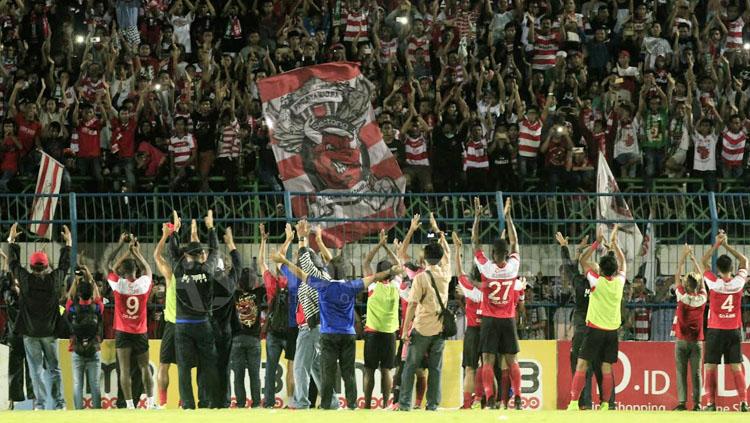Skuat Madura United memberi ucapan terima kasih kepada dukungan suporter Madura. Copyright: Ian Setiawan/INDOSPORT