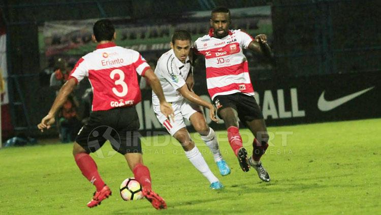 Hengki Ardiles, kapten Semen Padang bekerja ekstra keras untuk lepas dari kawalan pemain MU. Copyright: Ian Setiawan/INDOSPORT