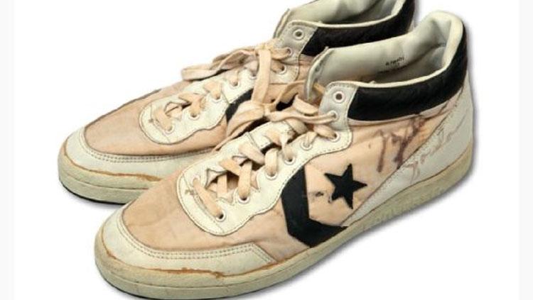 Sepatu converse milik Michael Jordan. Copyright: espn.com