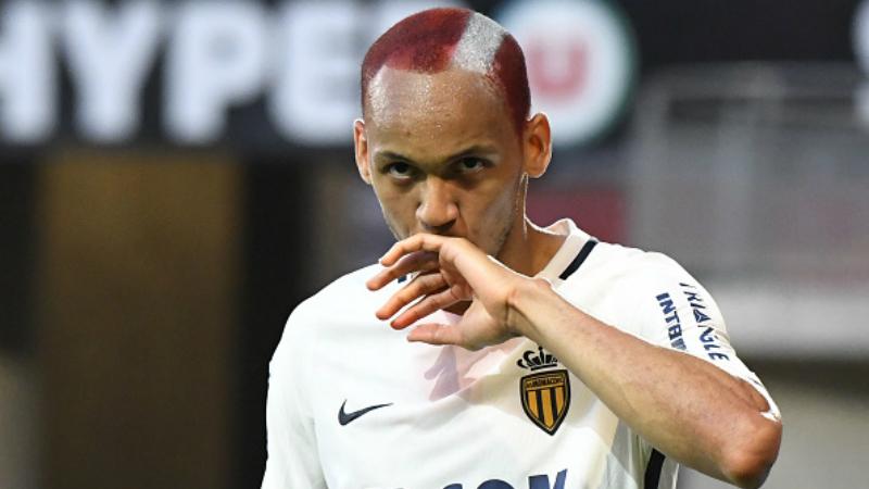 Fabinho berselebrasi di depan tribun pendukung AS Monaco. Copyright: 