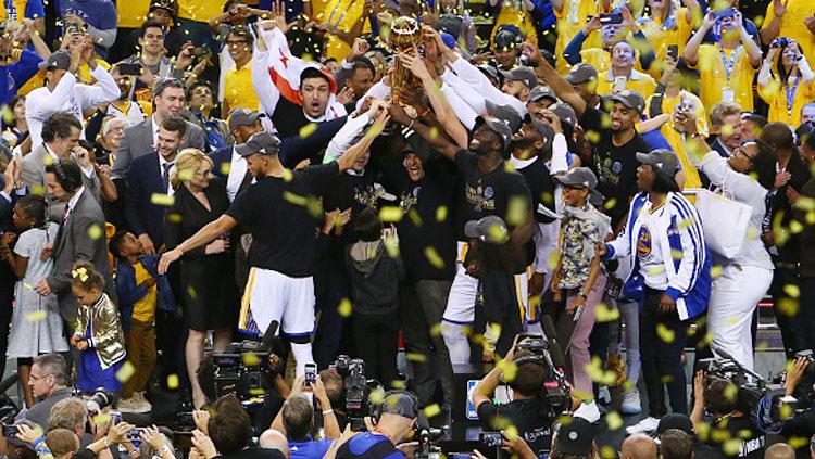 Selebrasi pemain Golden State Warriors memenangkan trofi NBA musim 2016/17. Copyright: INDOSPORT