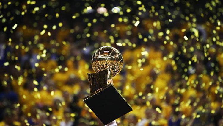 Trofi NBA musim 2021/22 berhasil dimenangkan oleh Golden State Warriors.