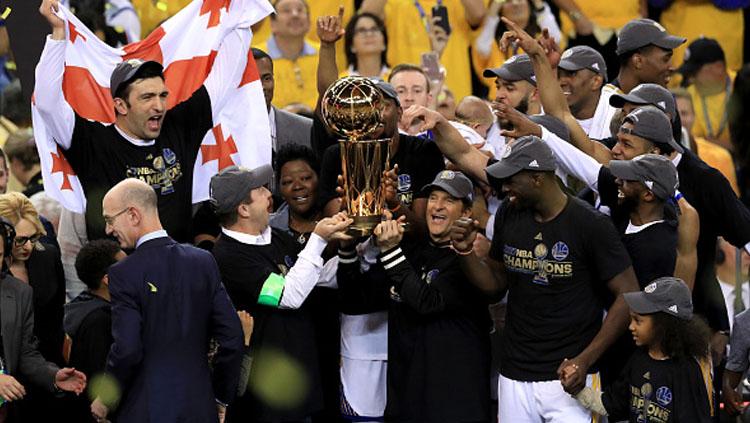 Pelatih Golden State Warriors, Steve Kerr mengangkat trofi juara NBA 2016/17.