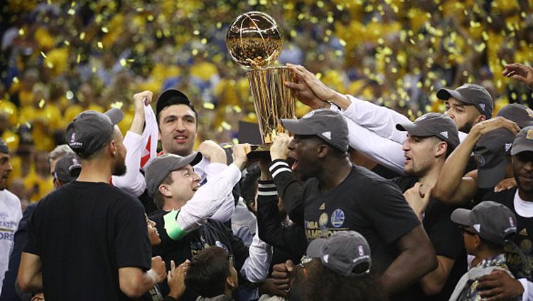 Ekspresi kebahagiaan para pemain Golden State Warriors saat mengangkat trofi juara NBA 2016/17.
