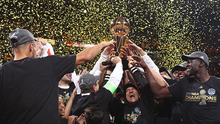 Senyum bahagia para pemain dan pelatih Golden State Warrios saat mengangkat trofi juara NBA 2016/17.
