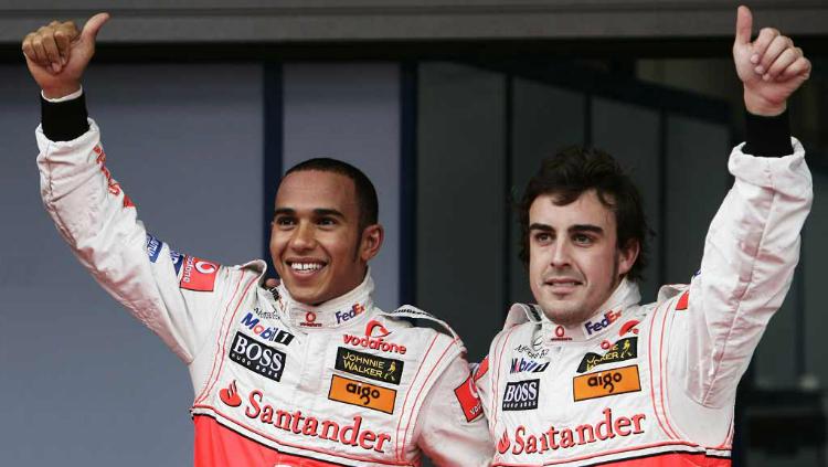 Lewis Hamilton dan Fernando Alonso saat tergabung dalam tim yang sama. Copyright: F1 Fanatic