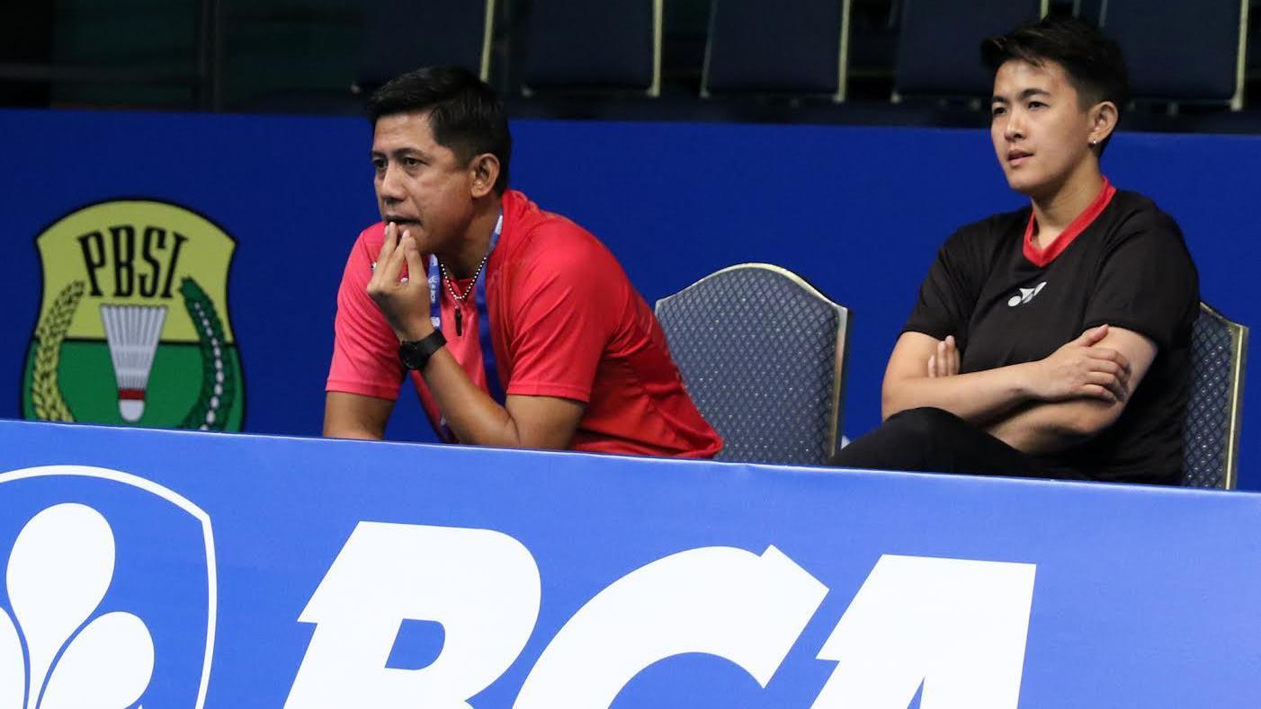 Pelatlih ganda campuran Indonesia, Nova Widianto (kiri) dan Vita Marissa saat menyaksikan pertandingan Edi Subaktiar/Gloria Emmanuelle Widjaja di Indonesia Open 2017. - INDOSPORT