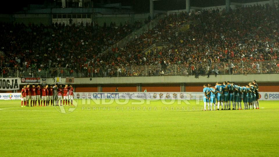 Timnas Indonesia dan Puerto Rico mengheningkan cipta sebelum bertanding.