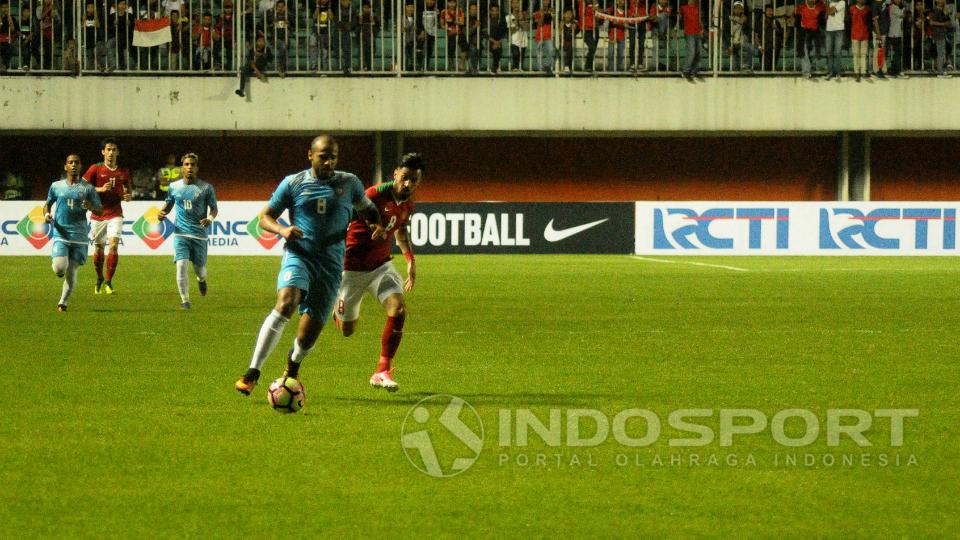 Gelandang serang Timnas Indonesia, Stefano Lilipaly (kanan) mencoba merebut bola yang dipegang pemain Puerto Rico.