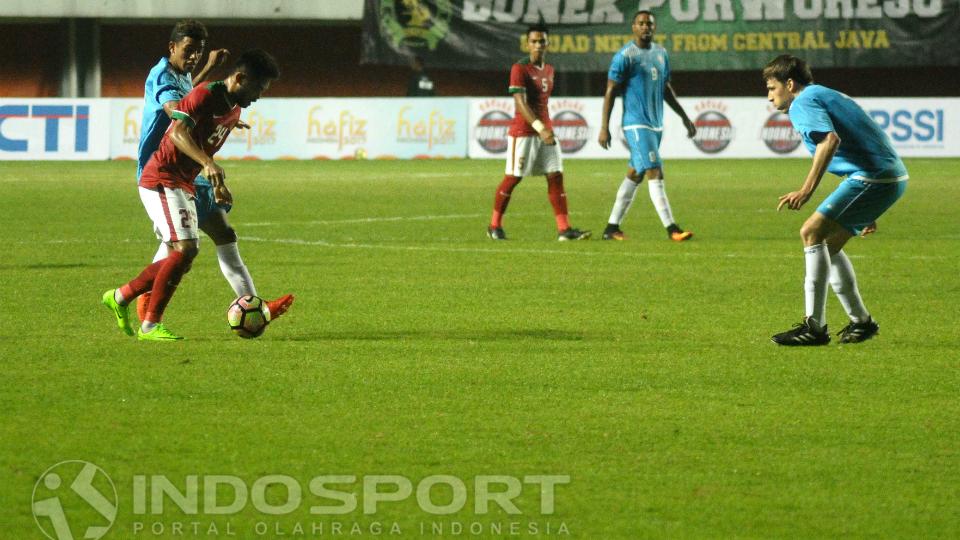 Gelandang sayap Timnas Indonesia, Saddil Ramdani berusaha melewati pemain Puerto Rico Copyright: INDOSPORT/Prima Pribadi