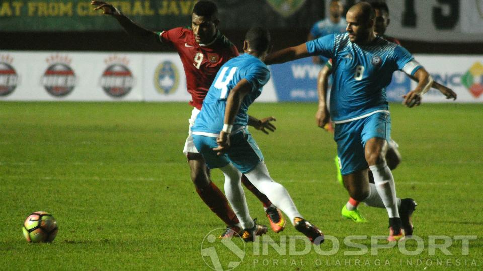 Striker Timnas Indonesia, Marinus Maryanto mencoba melewati pemain belakang Puerto Rico.