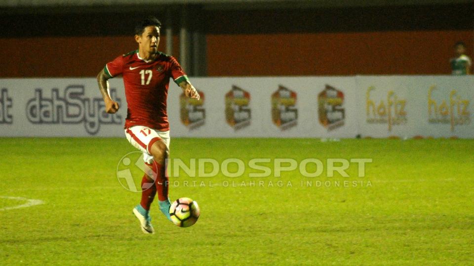 Striker Timnas Indonesia, Irfan Bachdim saat men-dribble bola.