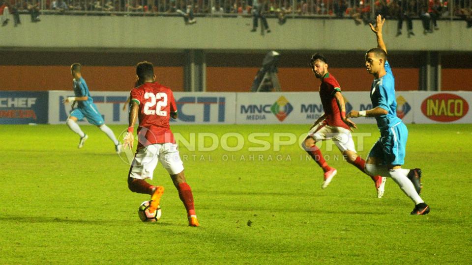 Gelandang sayap Timnas Indonesia, Saddil Ramdani (kiri) berusaha melewati pemain Puerto Rico.